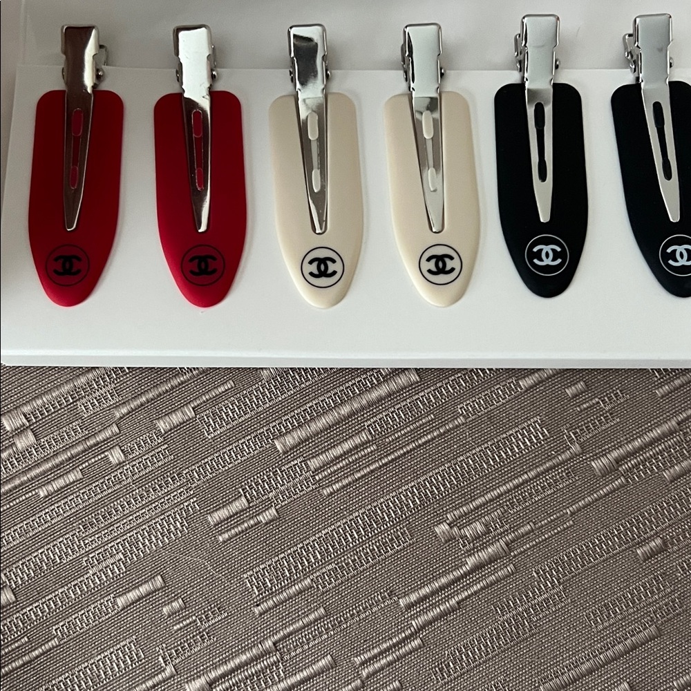 CHANEL Beauté hair clips with box